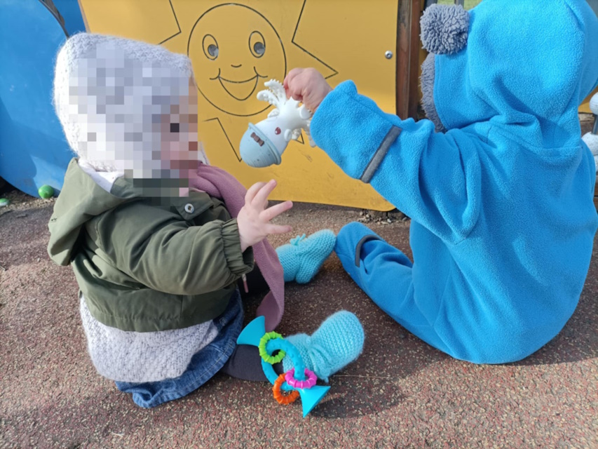 Des enfants qui s'amusent dehors à Lempdes