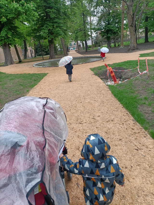 Des sorties même sous la pluie chez votre assistante maternelle à Lempdes