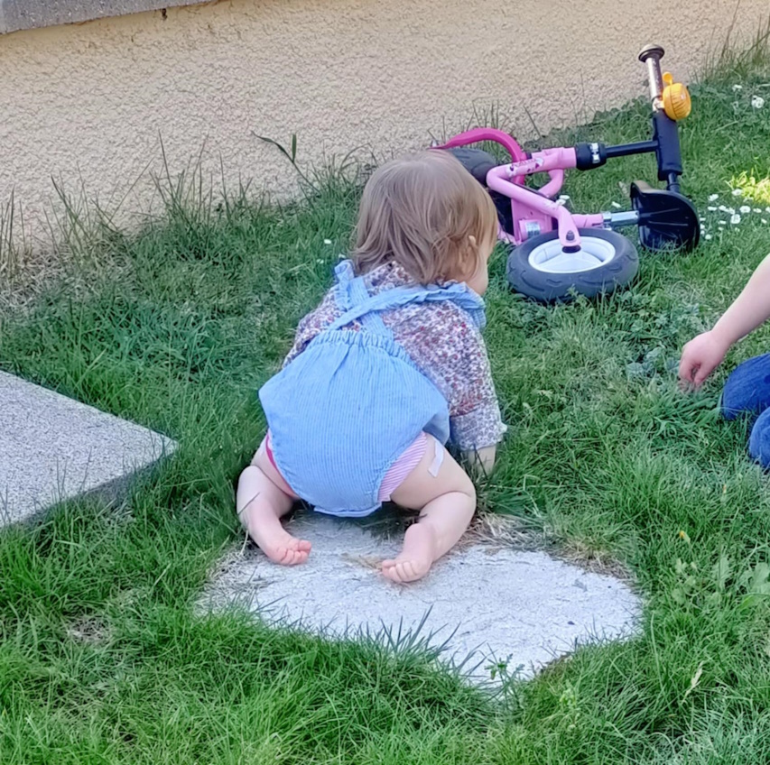Des enfants qui s'amusent dans l'herbe à Lempdes