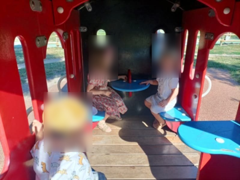 Angie amène les enfants au parc de Lempdes